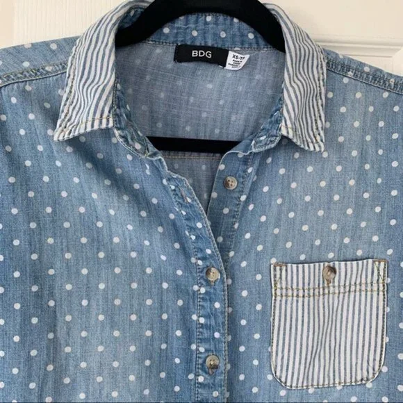 Urban Outfitters BDG Polka Dot Chambray Short Sleeve Button Down Top Extra Small - Picture 4 of 8